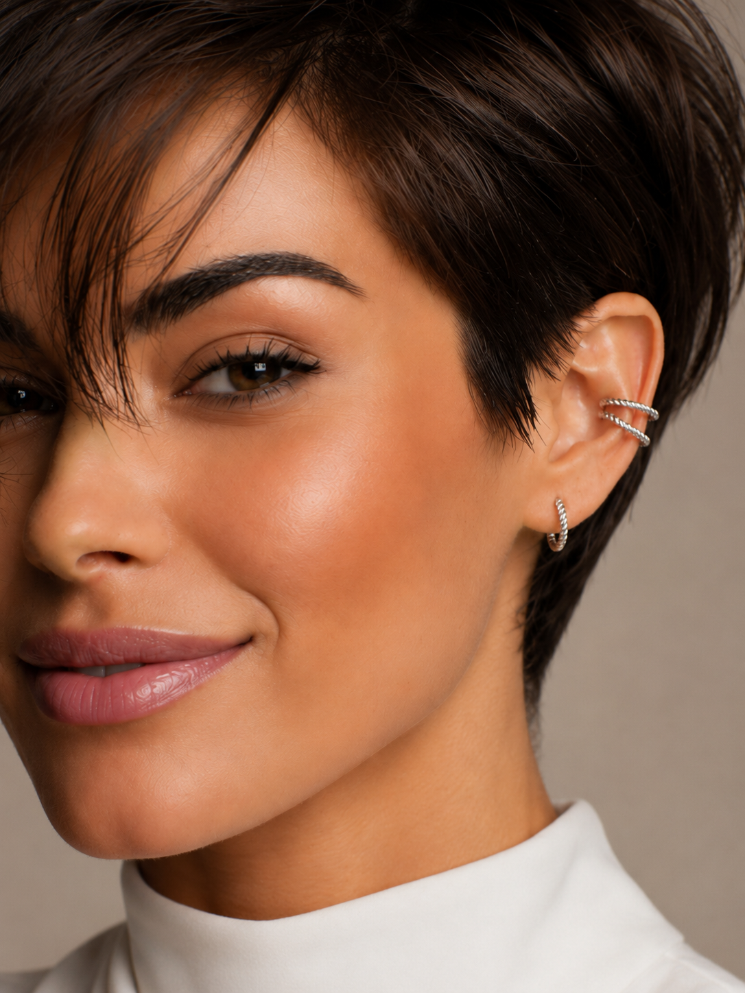 Cercei din Argint Rope Essence Hoops placat cu Aur Alb 18K pe model