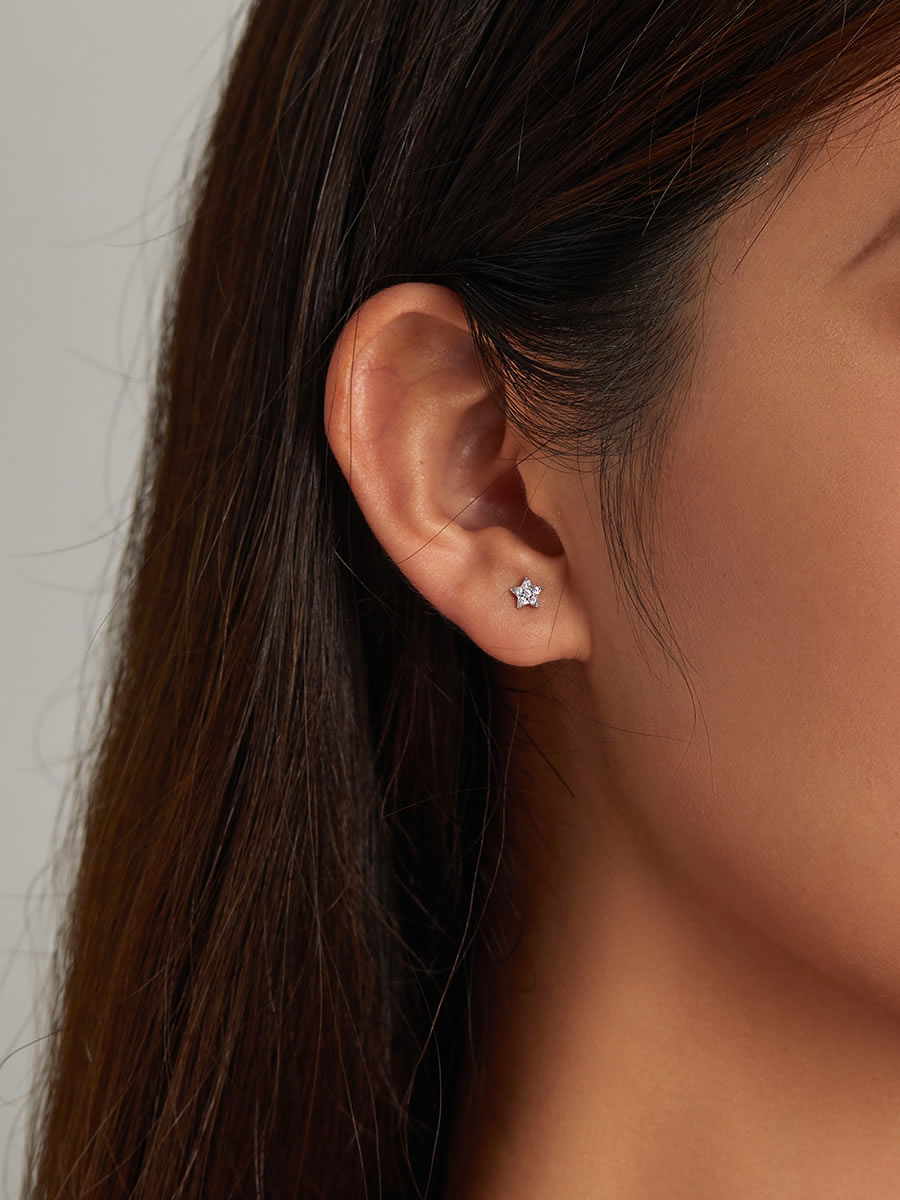 Cercei mici din argint in forma de stea cu zirconii