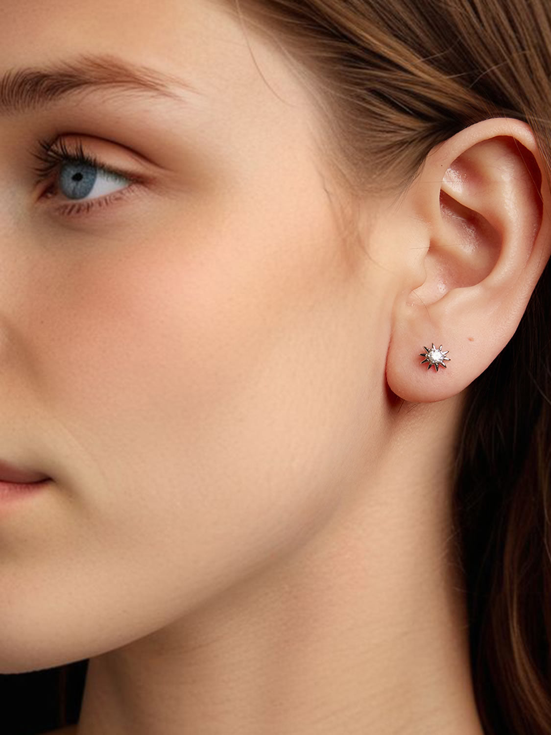 Cercei eleganti din argint cu stea si moissanite central