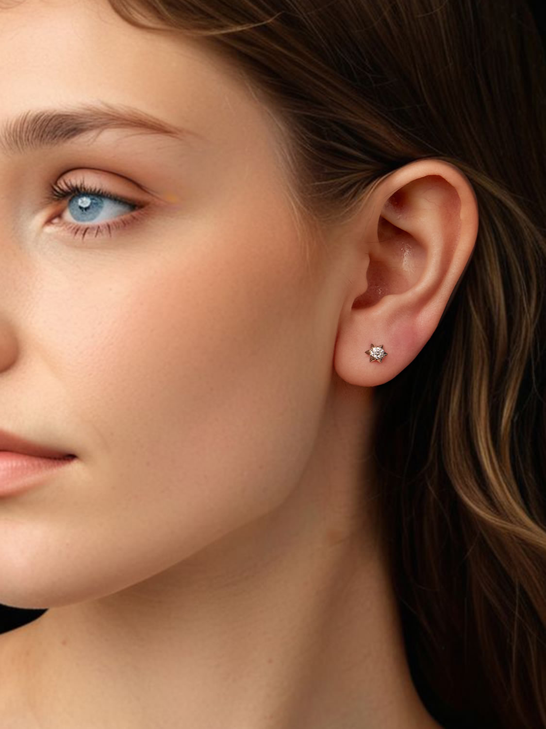 Cercei minimalisti din argint cu stea si moissanite central