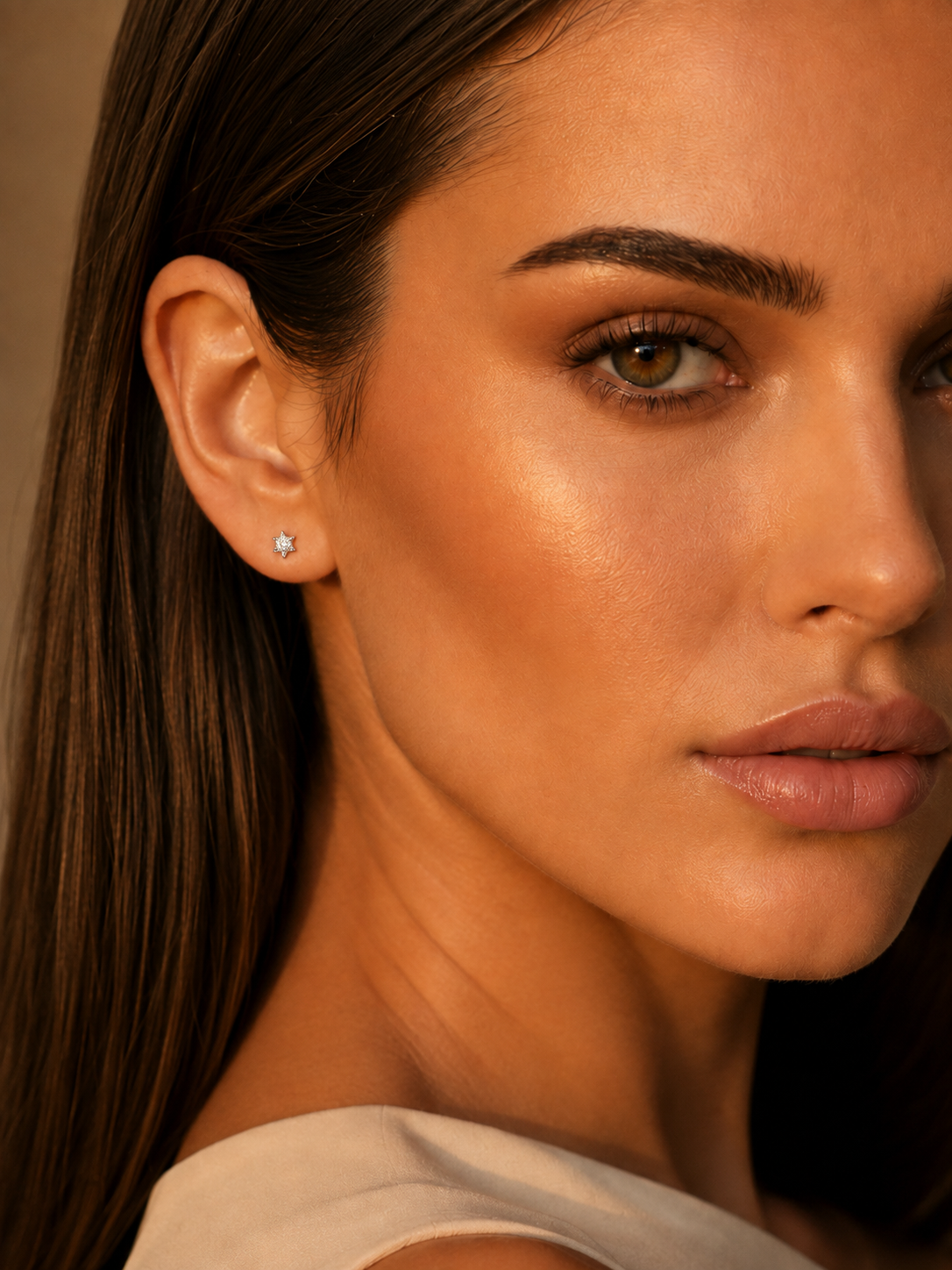 Cercei minimalisti din argint cu stea si moissanite central pe model