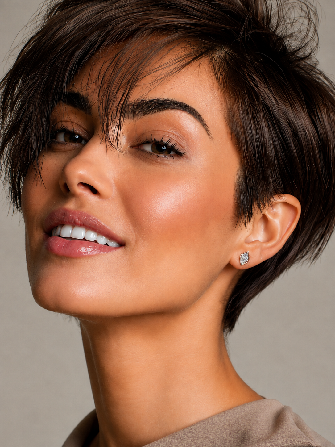 Cercei eleganti din argint cu zirconii albe stralucitoarepe model