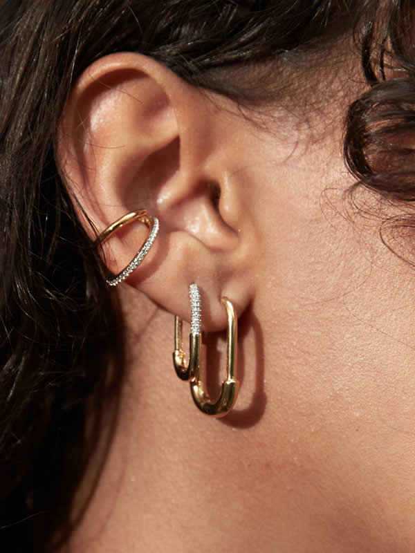 Cercei aurii tip hoop alungiti cu zirconii pavé