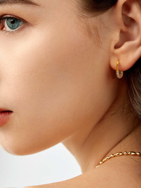 Cercei aurii tip hoop cu zirconii pavé