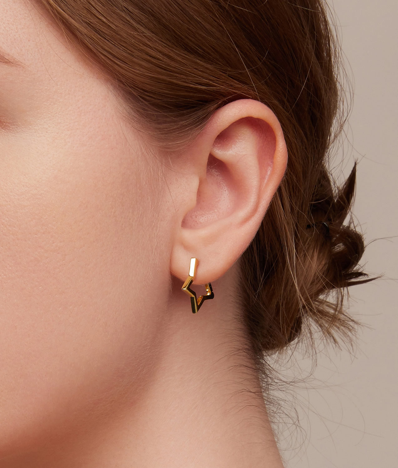 Cercei aurii hoop in forma de stea moderna