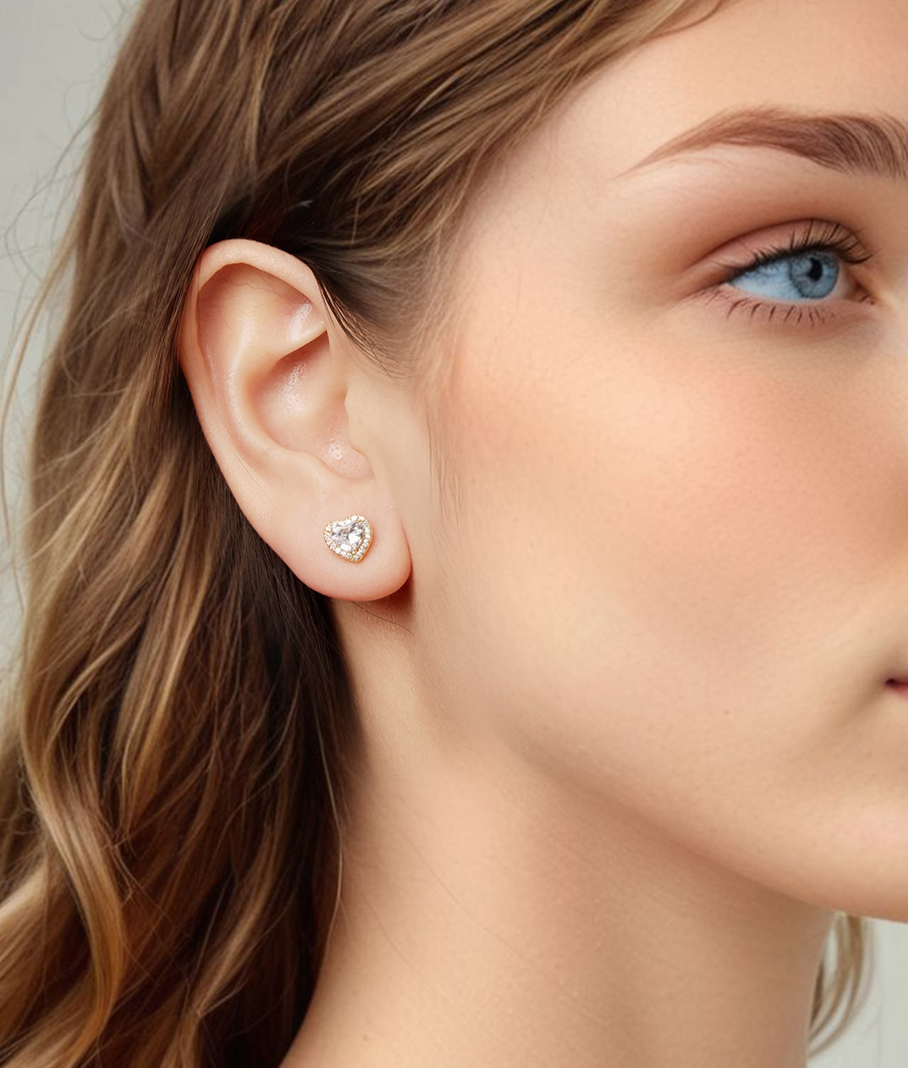 Cercei aurii eleganti in forma de inima cu zirconii halo