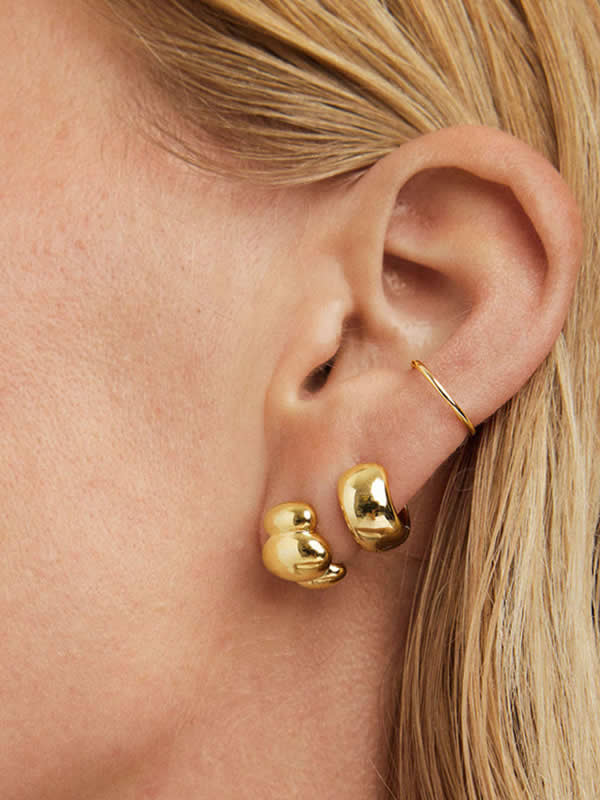 Cercei aurii volumetrici stil minimal modern