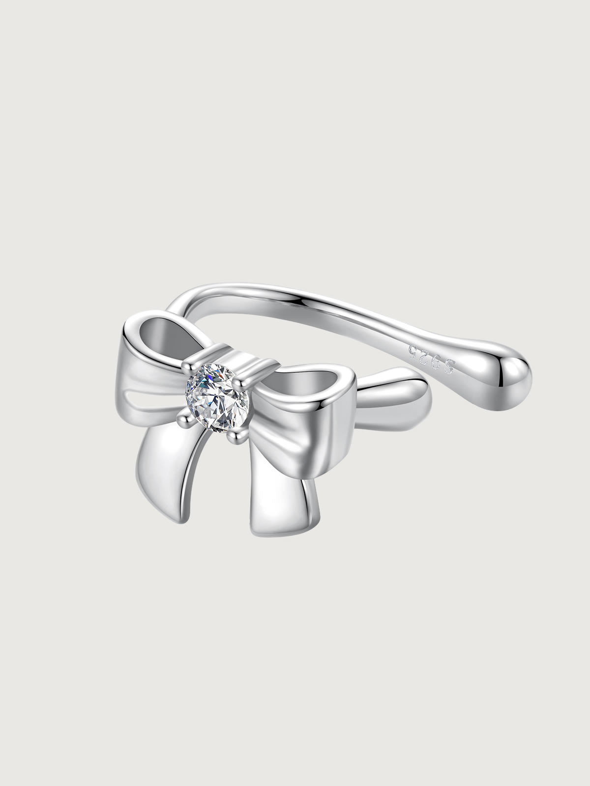 Cercei cuff din argint în formă de fundă cu moissanite