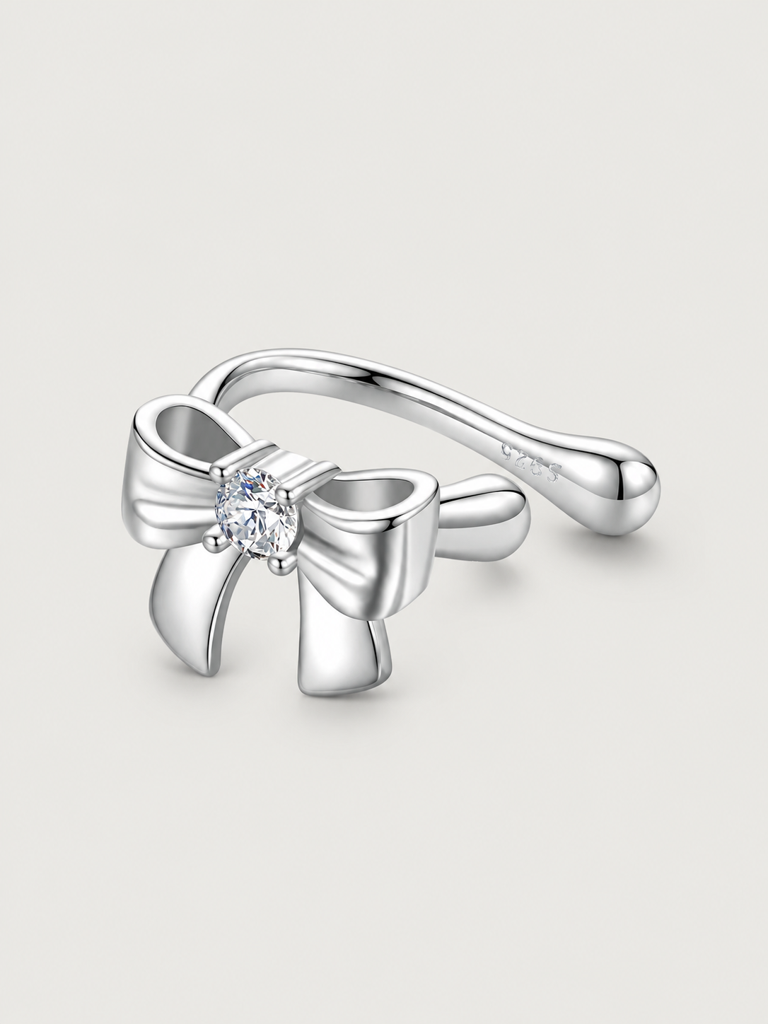 Cercei cuff din argint în formă de fundă cu moissanite