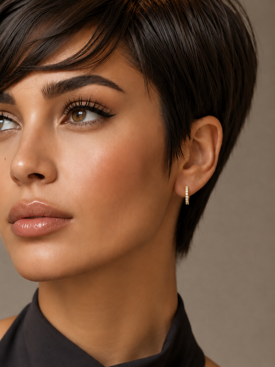Cercei din Argint Moissanite Eternity Hoops aurii pe model