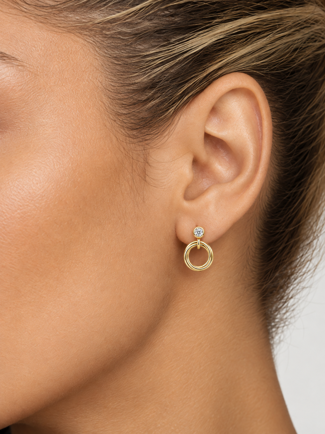 Cercei din Argint Moissanite Gold Orbit pe model e aproape