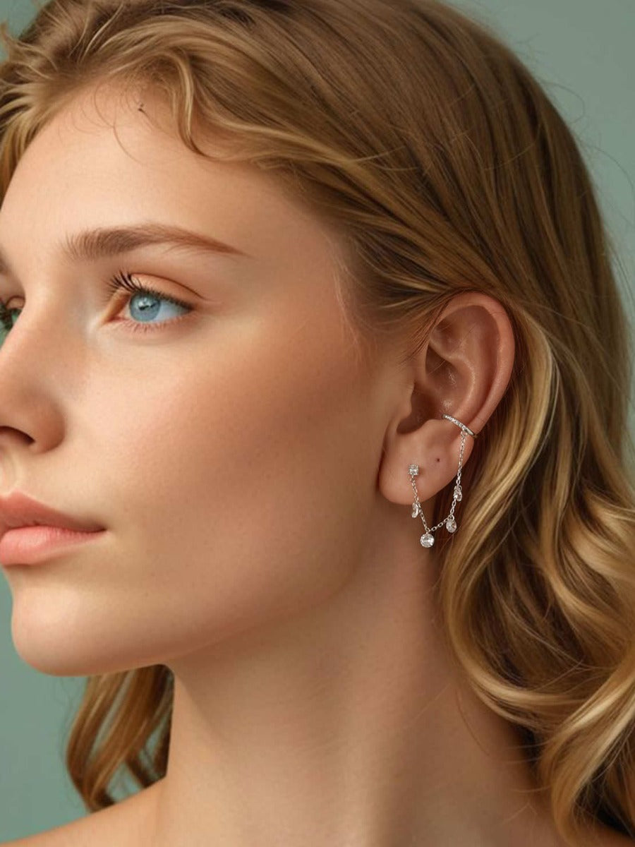 Cercel Ear Cuff Argintiu cu Lanț Fin și Cristale Suspendate pe model