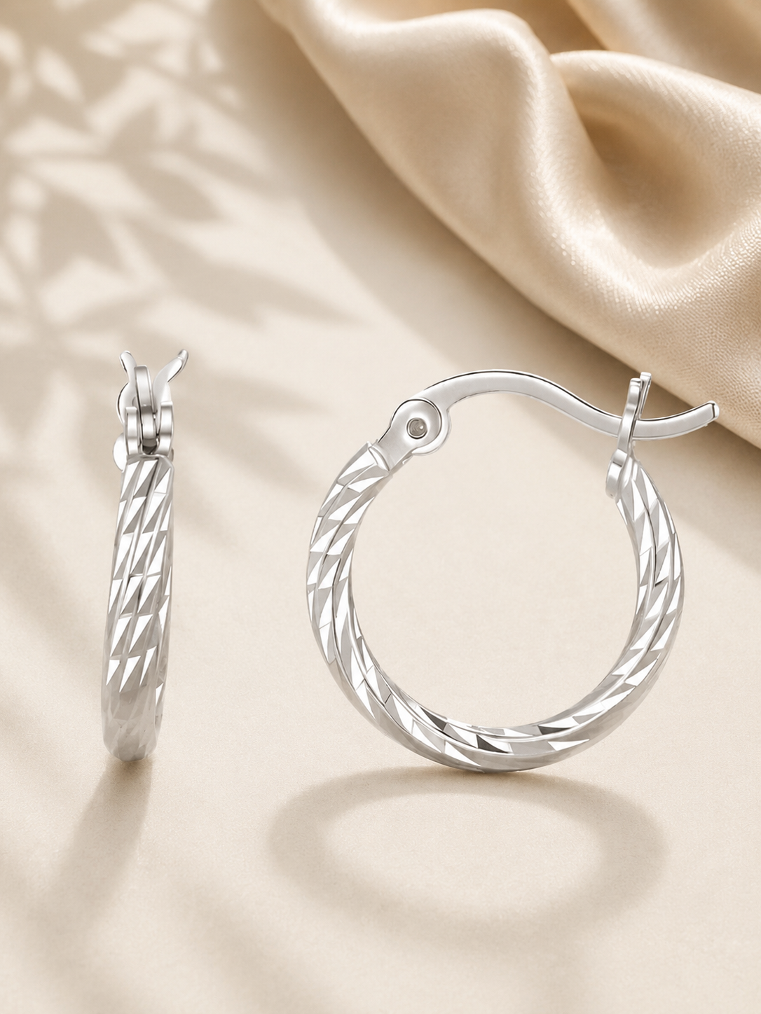 Cercei eleganți din argint cu textură Diamond Cut