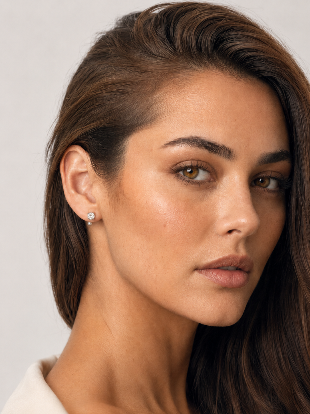 Cercei Flat Back din argint cu moissanite mărimea L pe model cadru apropiat