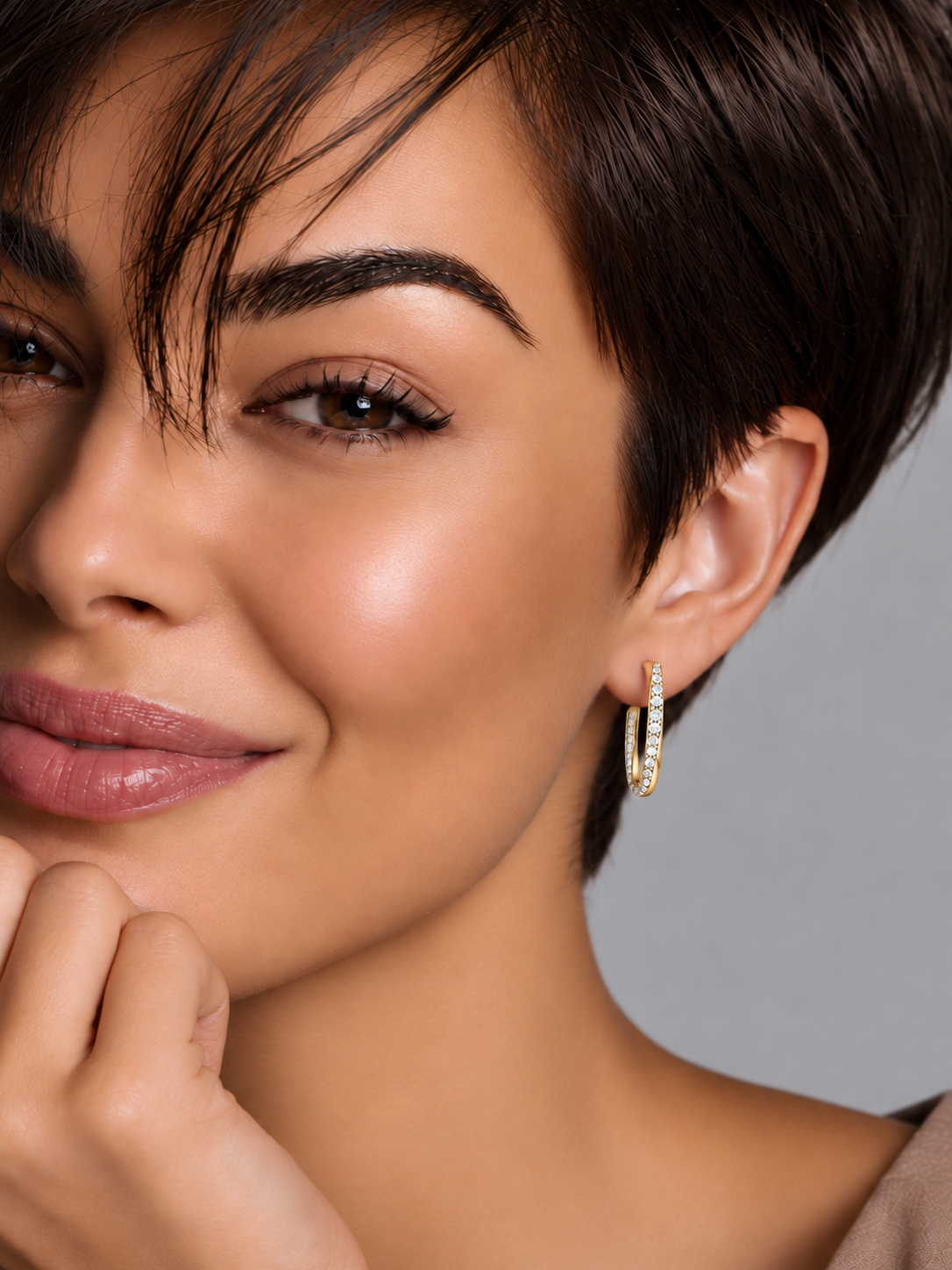 Cercei din Argint Moissanite Gold Luminous Curve pe model de aproape