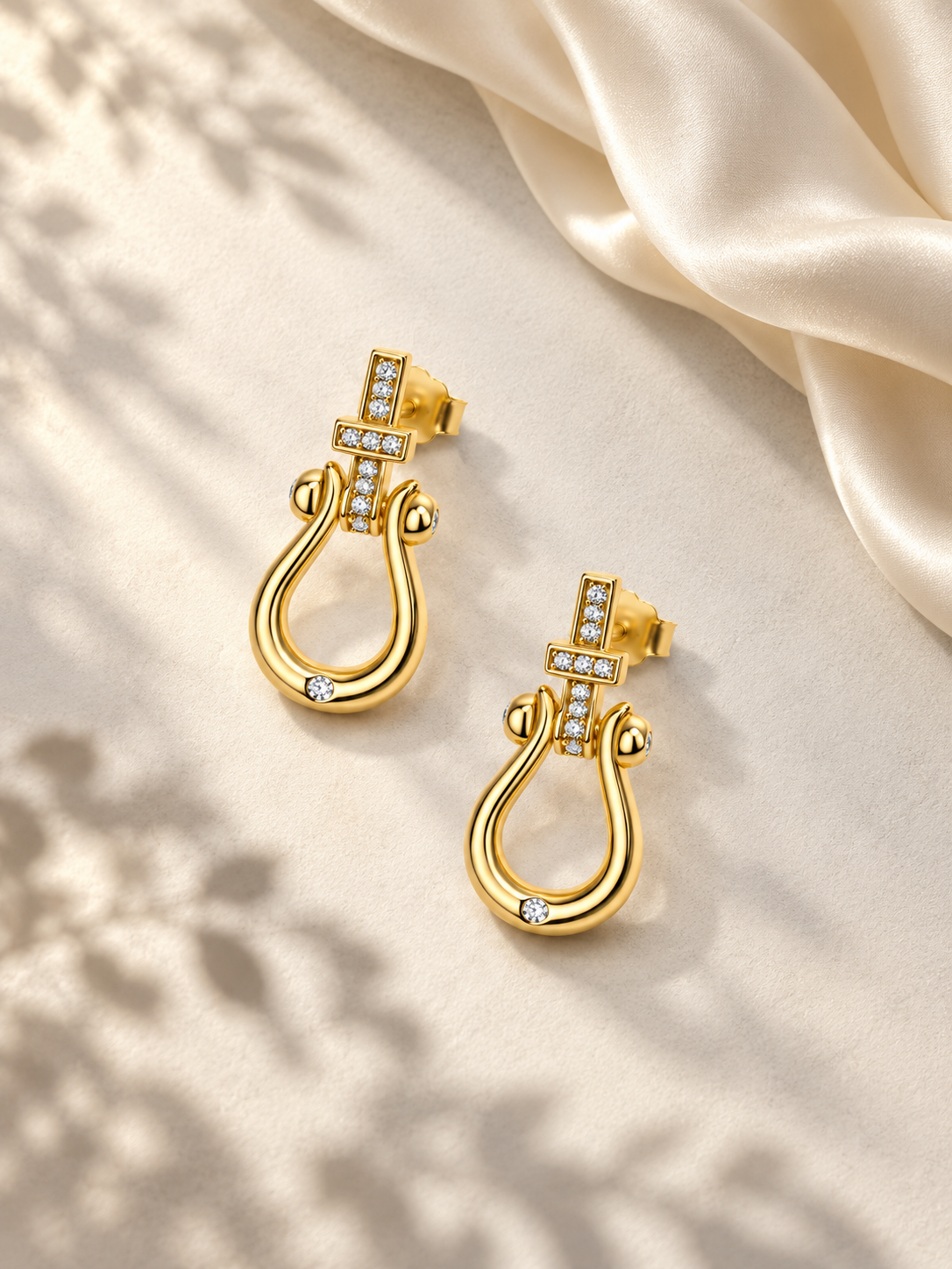 Cercei Gold cu Design Potcoavă și Moissanite