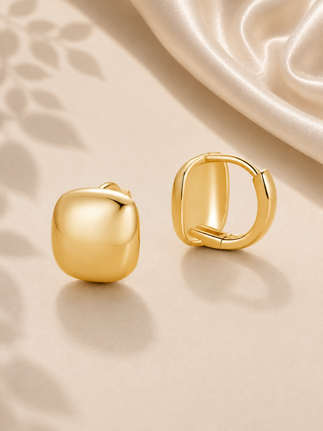 Cercei Golden Luxe Hoops cu finisaj lucios