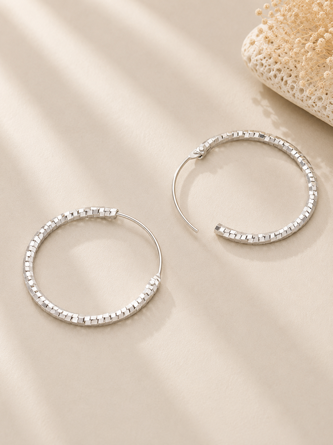 Cercei hoops texturati din argint 925 placat cu aur alb 18K