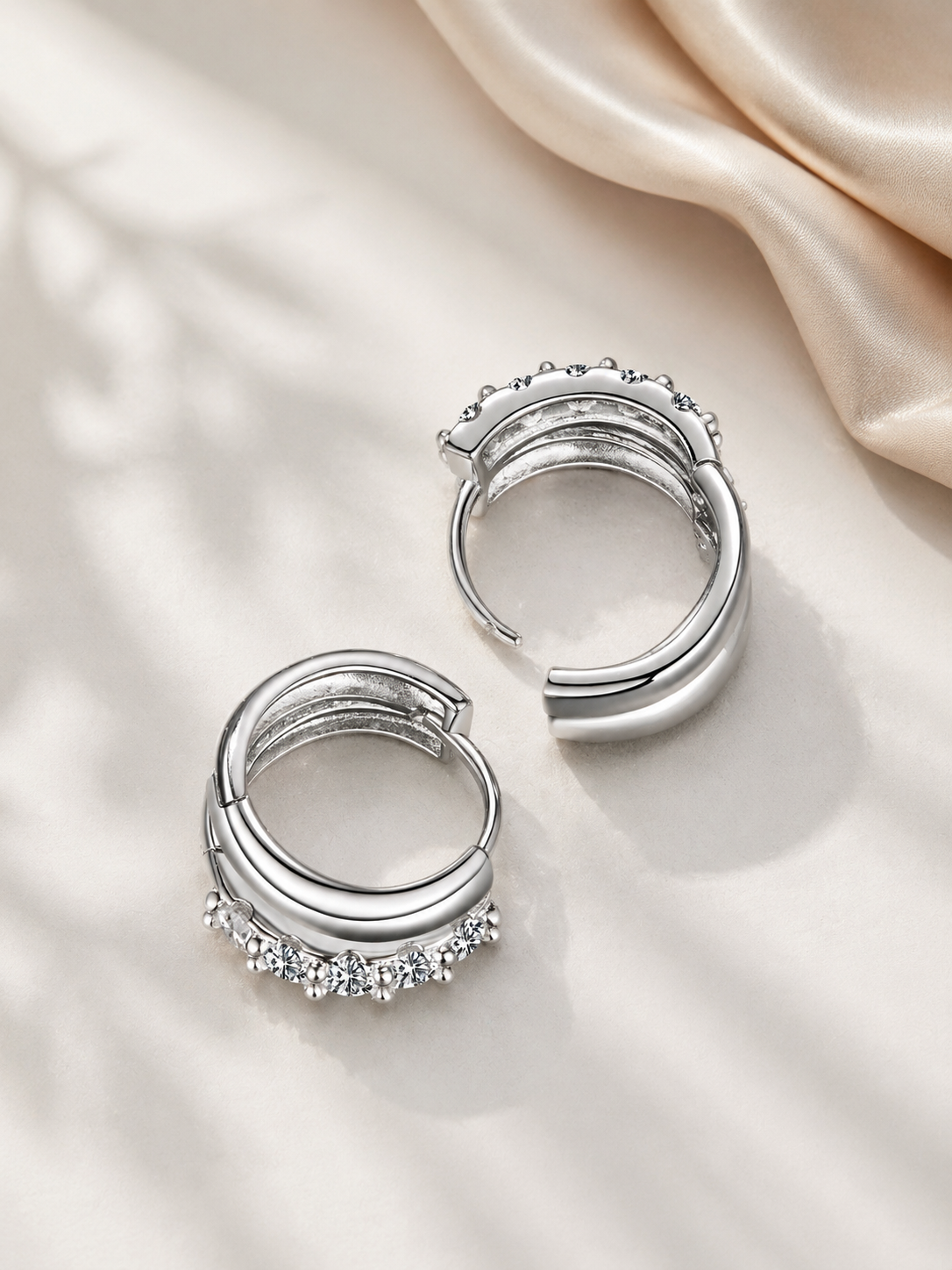Cercei huggie argintii din Argint 925 cu moissanite