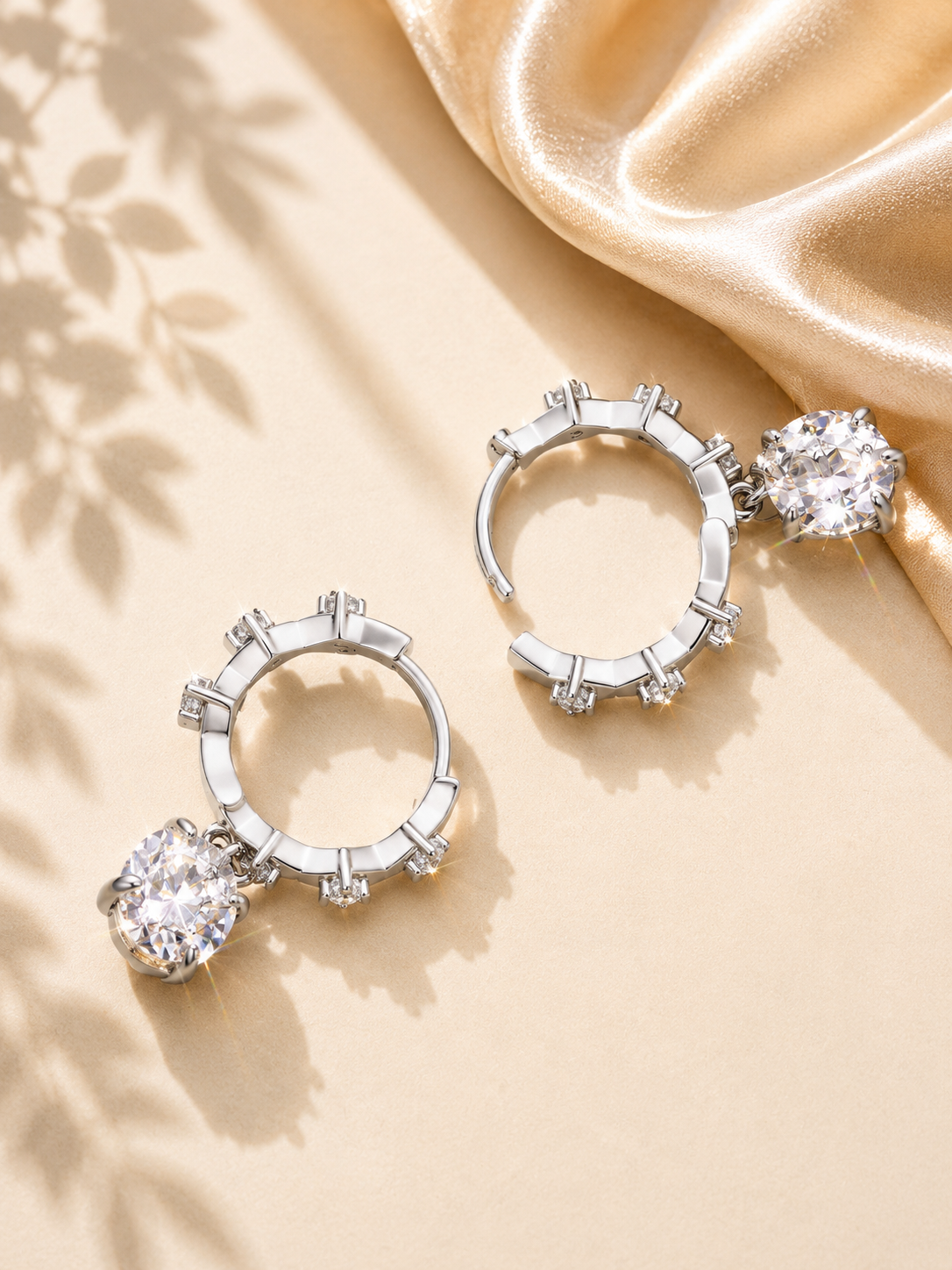 Cercei huggie din argint cu pandantiv Moissanite de 1 ct