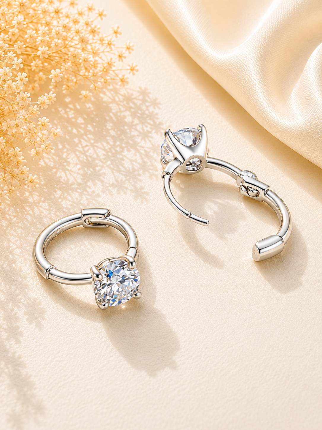 Cercei huggie din argint cu Moissanite certificat GRA