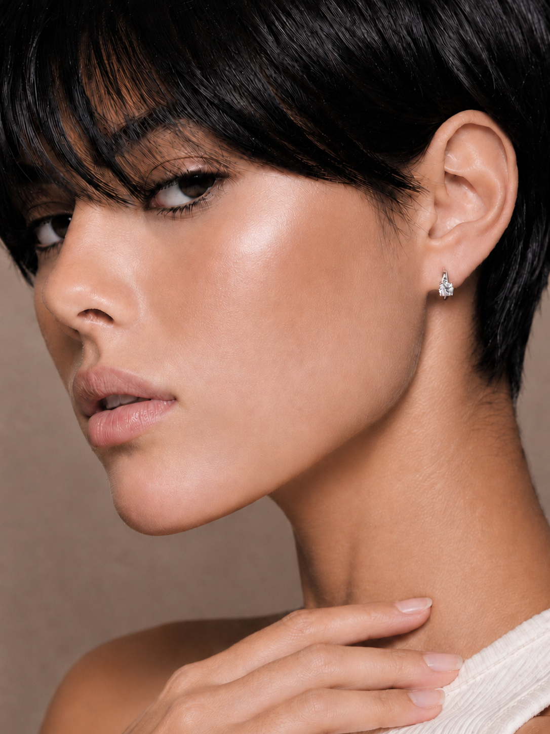 Cercei premium din argint cu moissanite pe model cadru apropiat