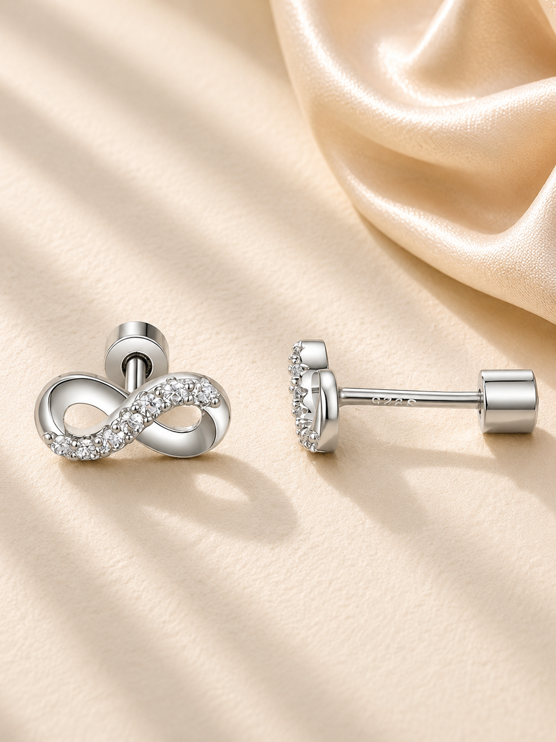 Cercei minimalist cu design infinit elegant lifestyle