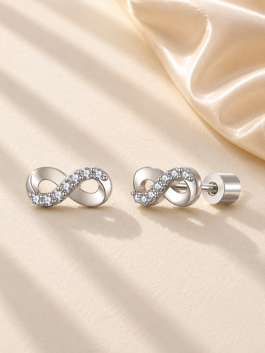 Cercei minimalist cu design infinit elegant