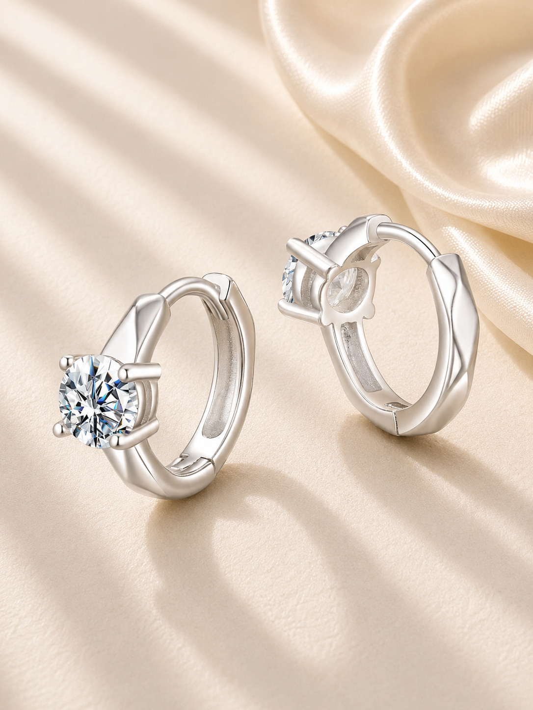 Cercei minimalisti cu piatra moissanite