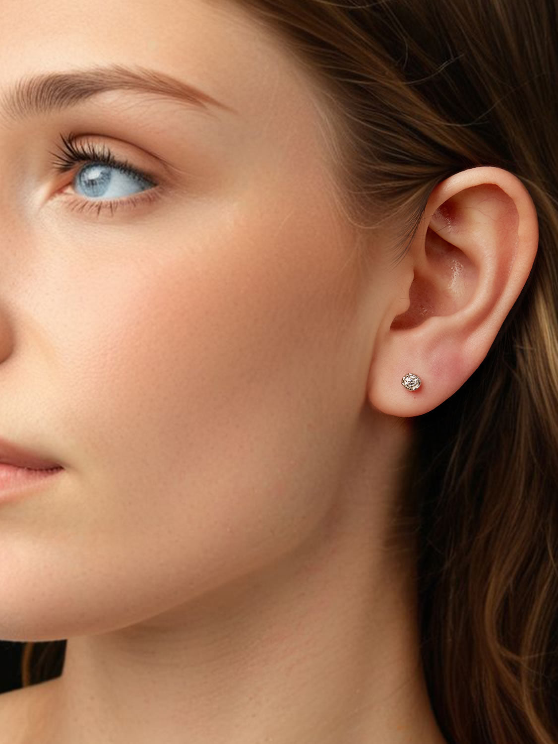 Cercei moderni din argint cu moissanite pe model