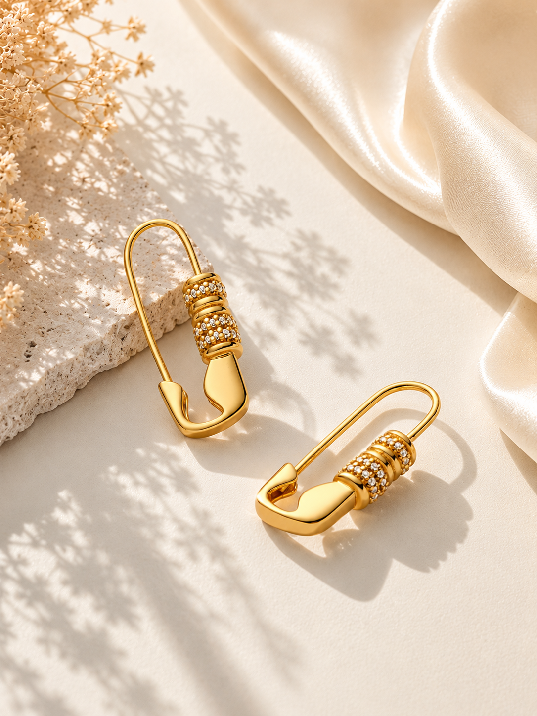 Cercei moderni din argint cu zirconii 5A Freedom Gold