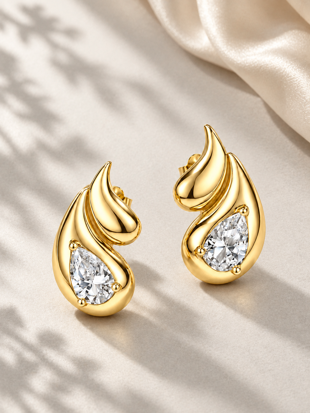 Cercei Moissanite Gold cu Design Inspirat de Flacără