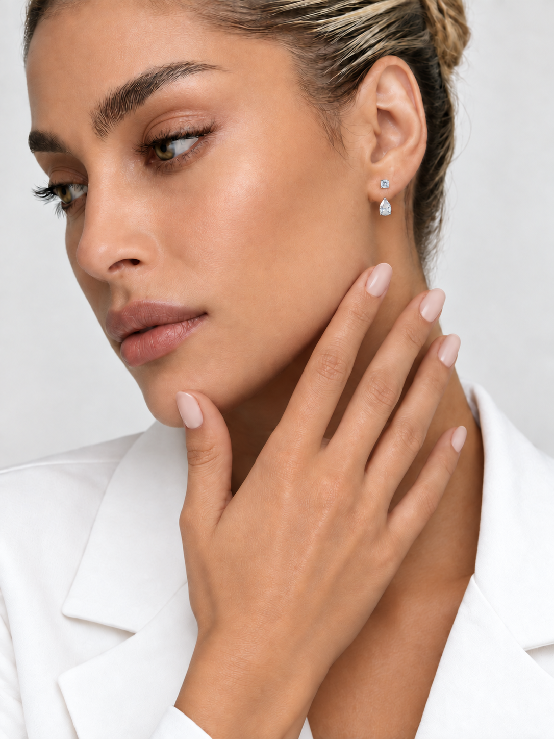 Cercei Moissanite Luminous Drop cu Piatră de 0,5 ct pe model