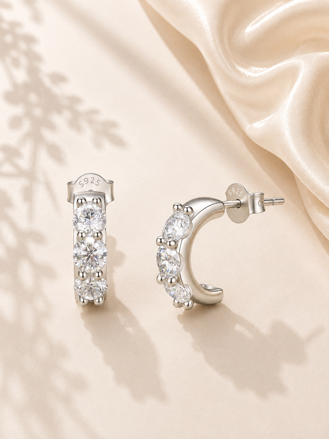 Cercei premium din argint cu design Trilogy și moissanite