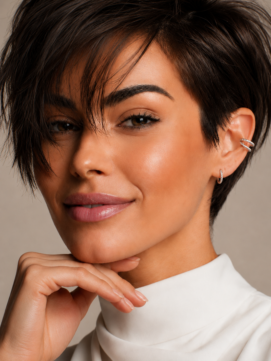 Cercei Rope Hoops din argint cu design spiralat pe model
