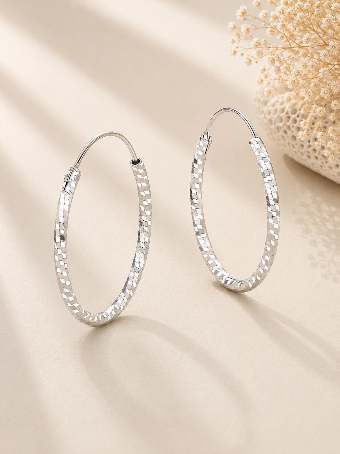 Cercei rotunzi Stardust Hoops L din argint placat cu aur alb