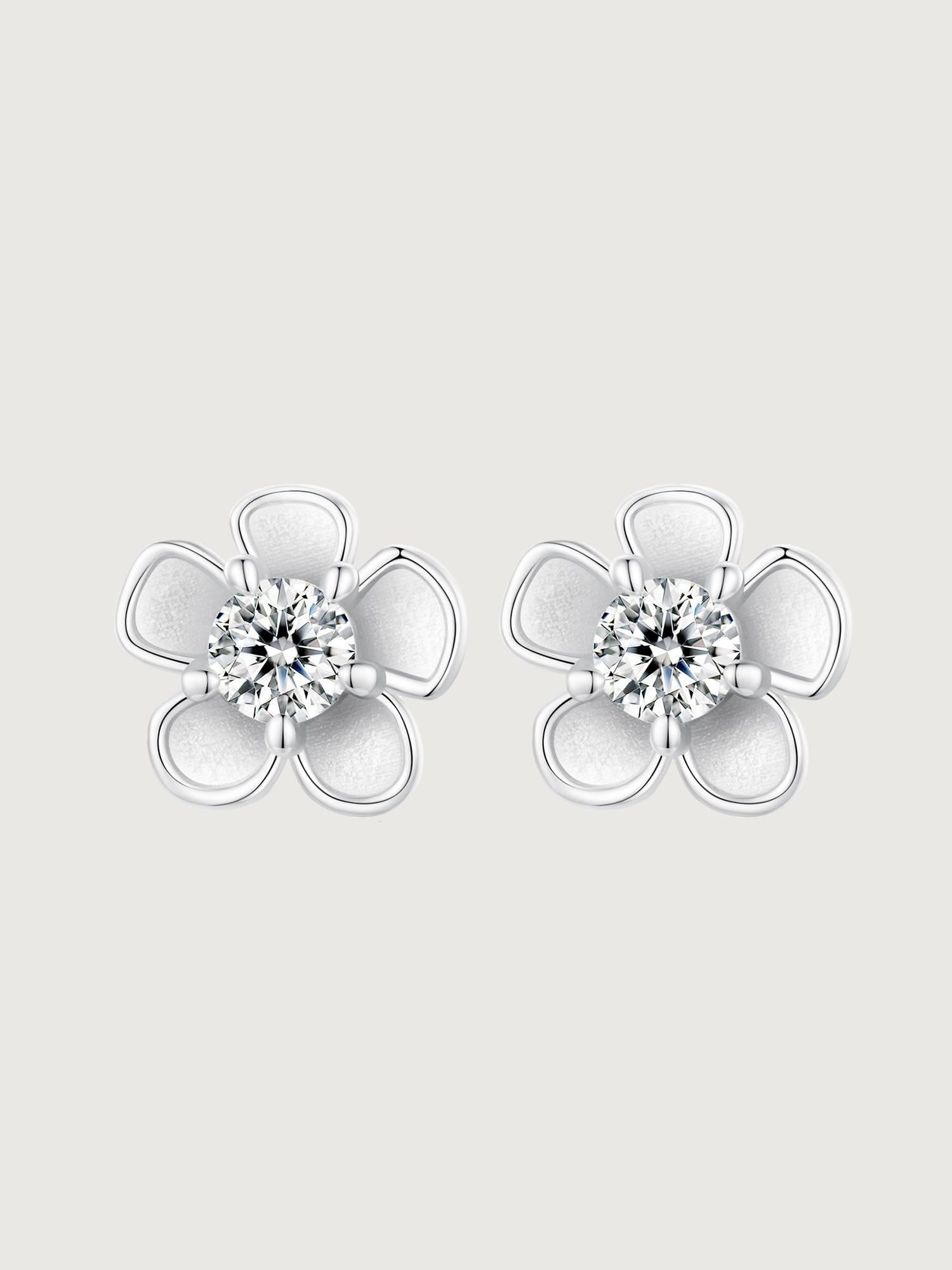 Cercei din argint model floare sakura cu moissanite