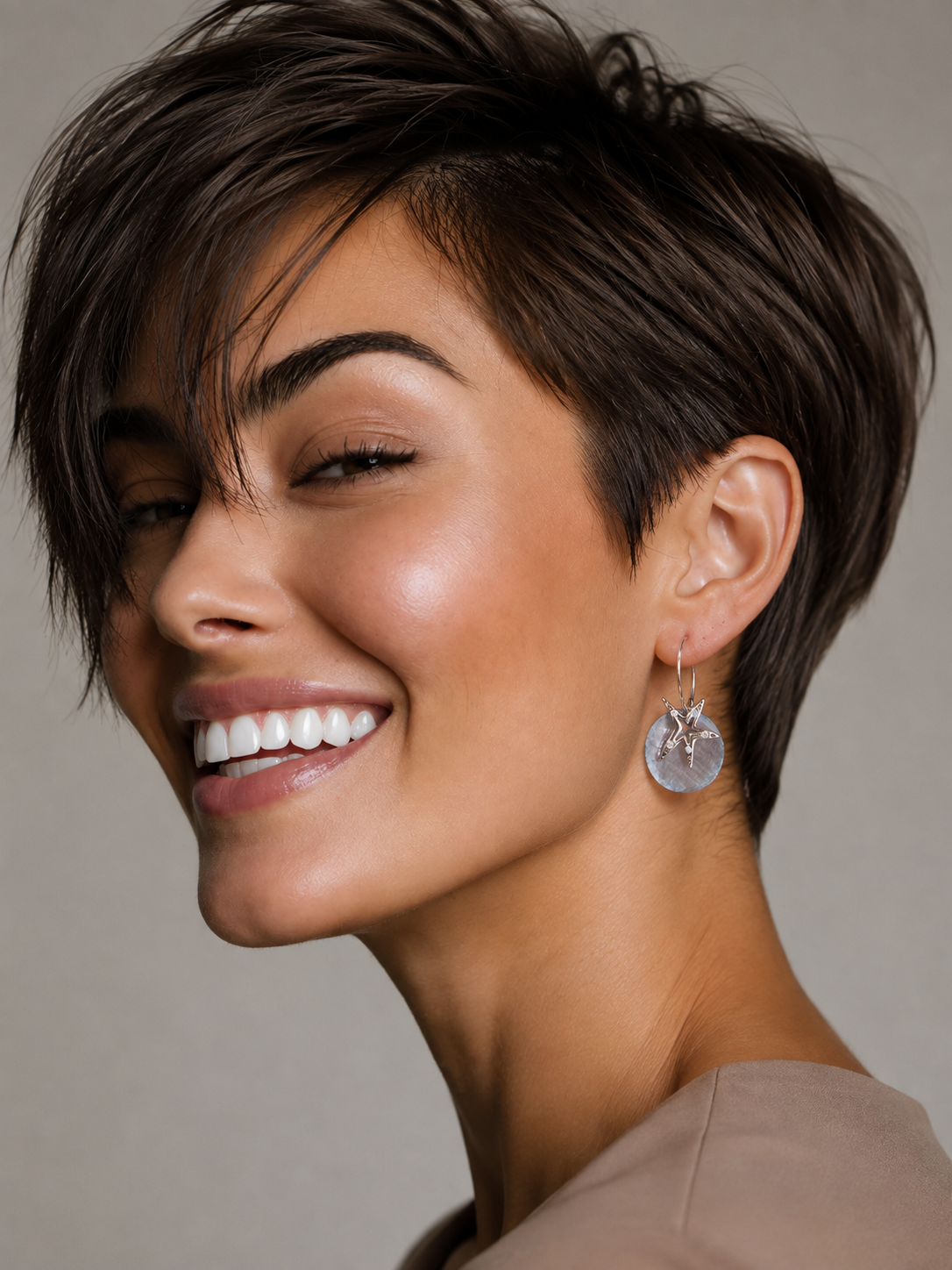 Cercei cu sidef natural si zirconii pe model unghi diferit