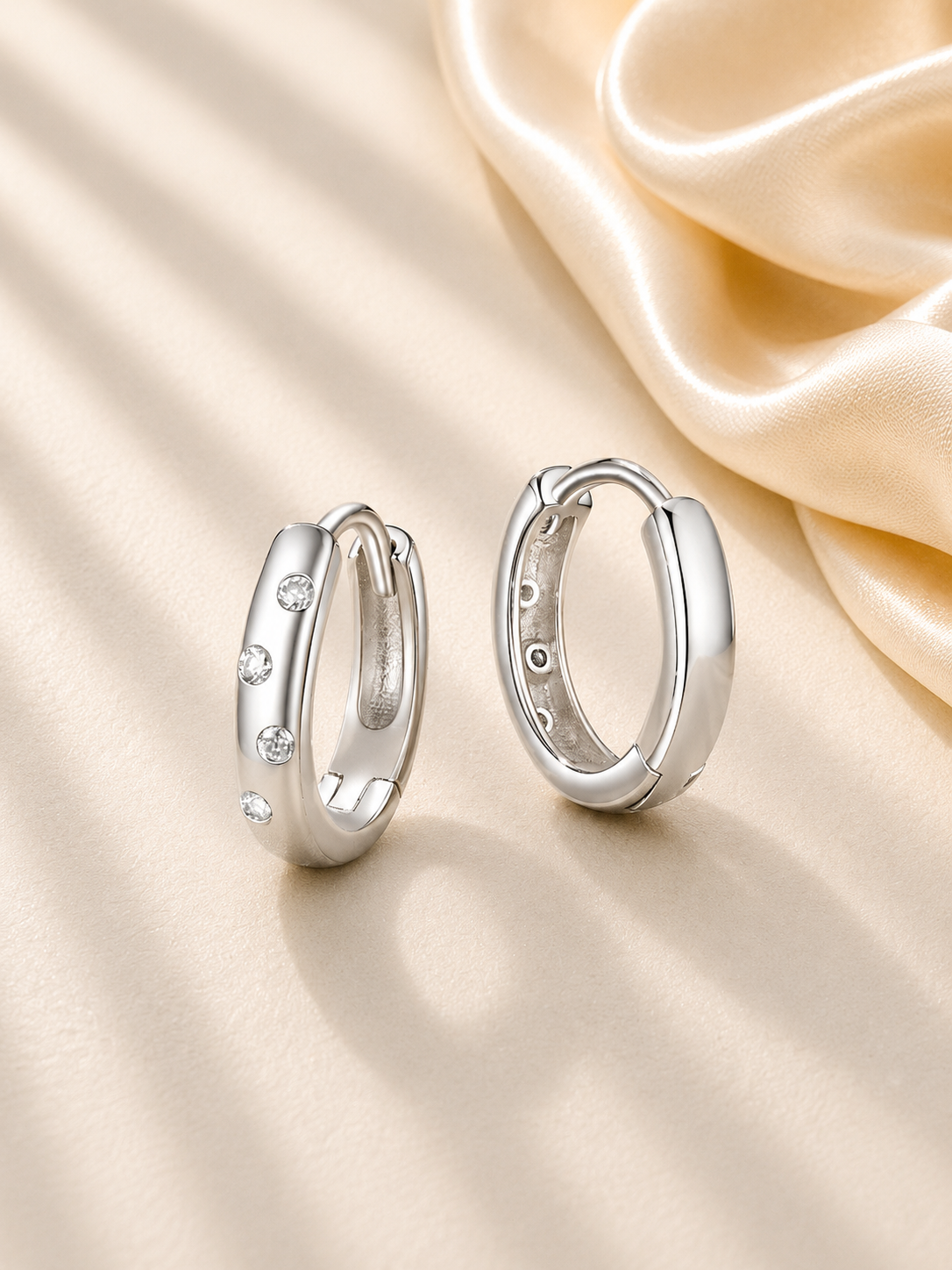 Cercei cu strălucire discretă și elegantă
