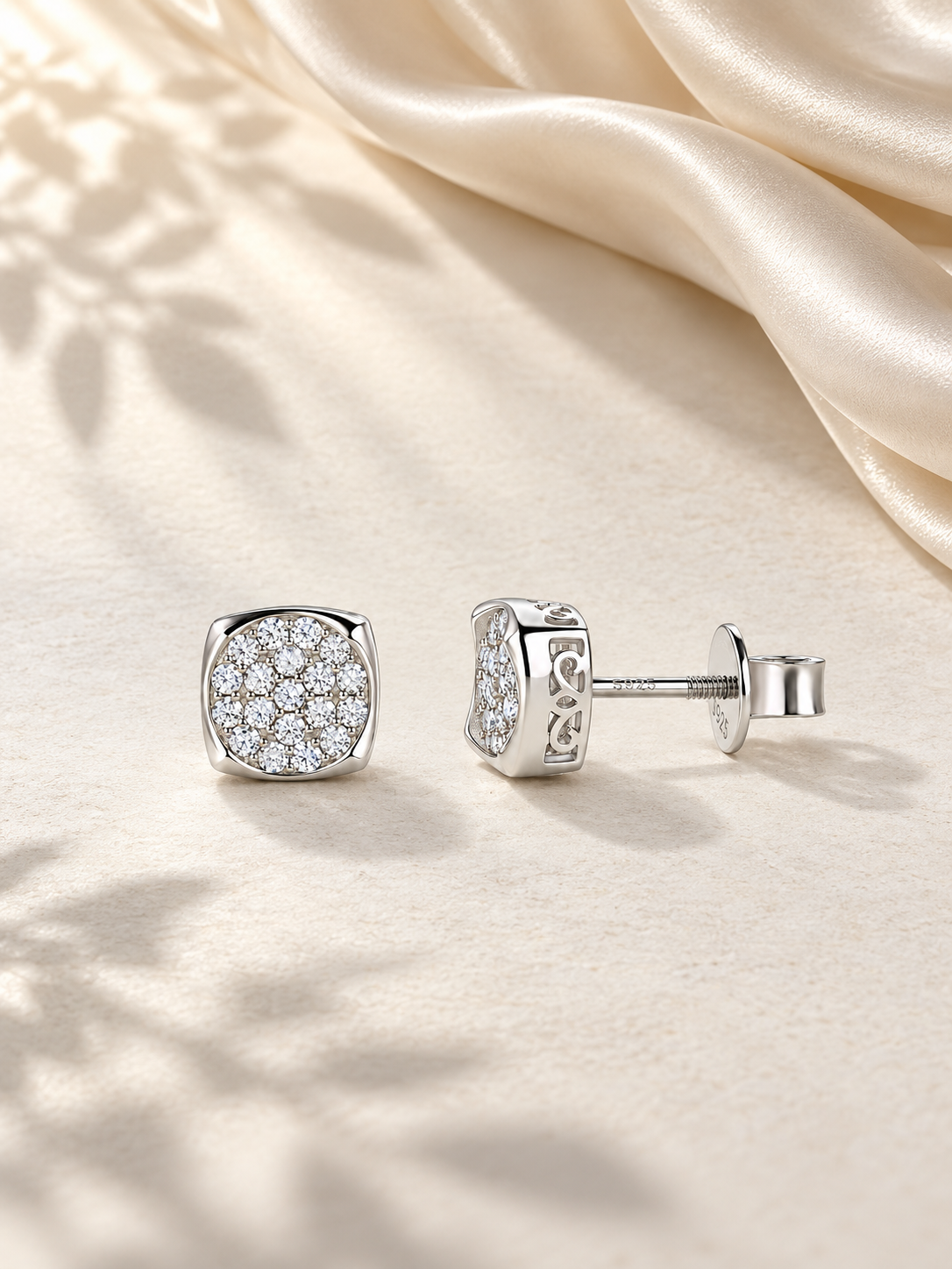 Cercei Stud Silver cu Pavé de Moissanite