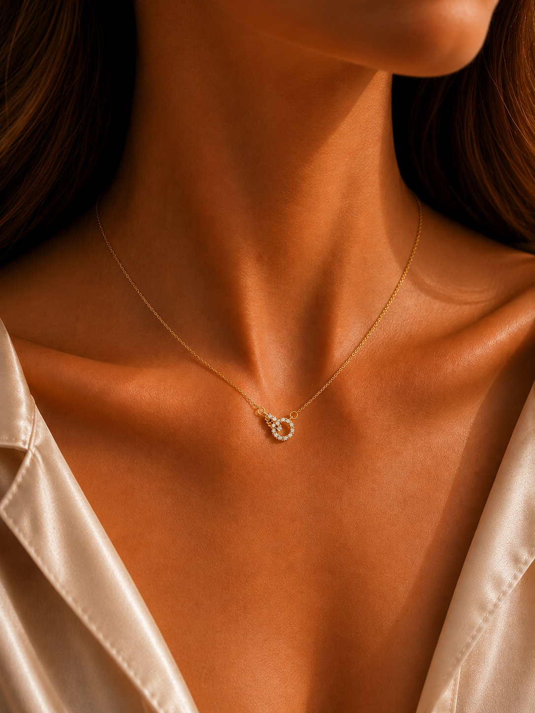 Colier din argint 925 Gold Eternal Loop cu zirconii purtat