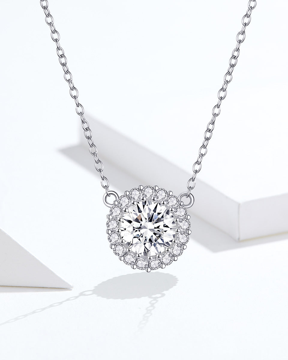 Detaliu colier din argint 925 cu zirconiu rotund și contur halo