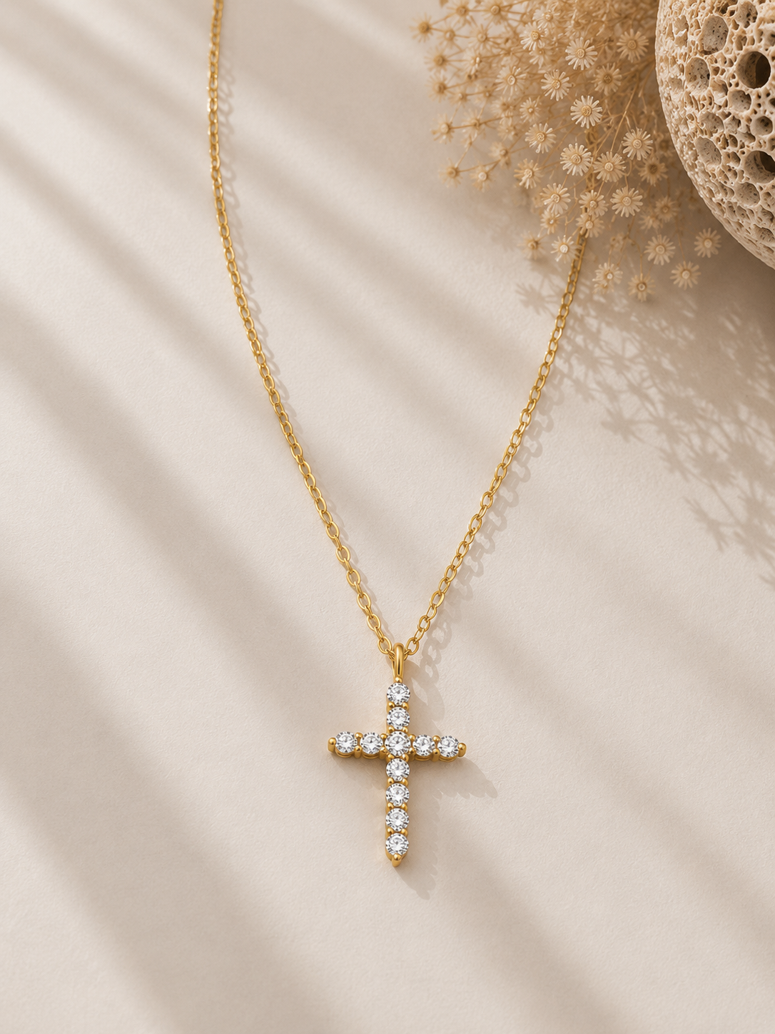 Colier din argint 925 placat cu aur cu pandantiv cruce și zirconiu Gold Radiant Cross lifestyle