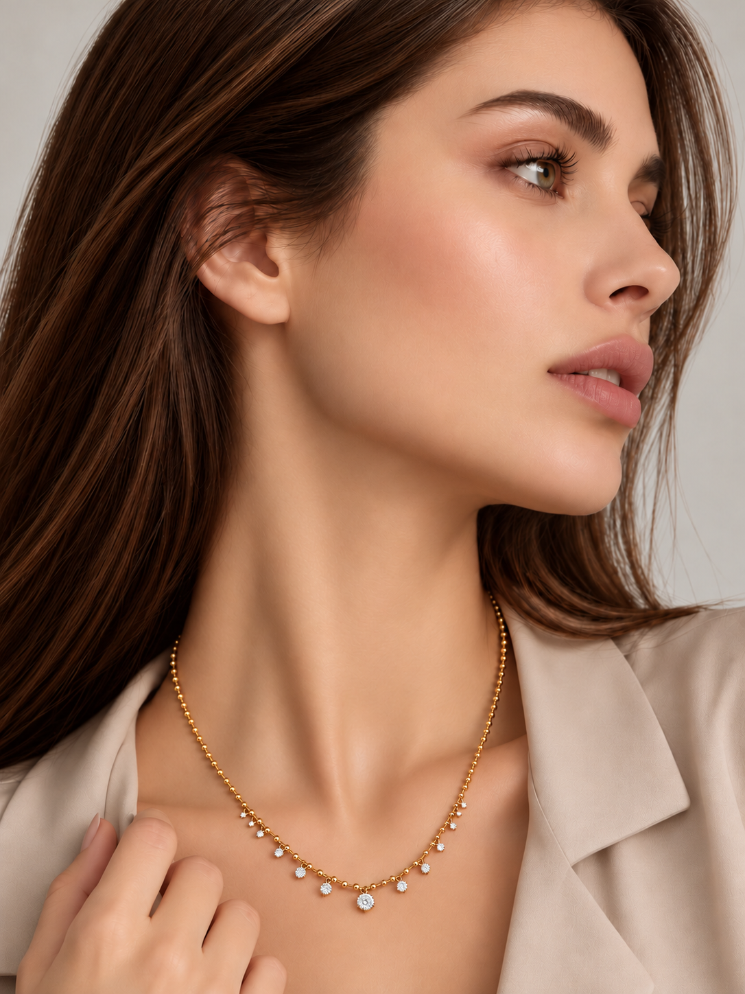Colier din Argint Moissanite Gold Cascade Glow pe model de aproape