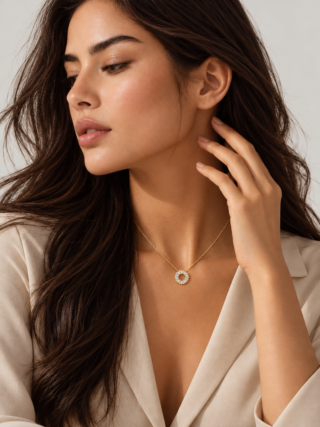 Colier din Argint Moissanite Gold Halo Bloom pe model de aproape