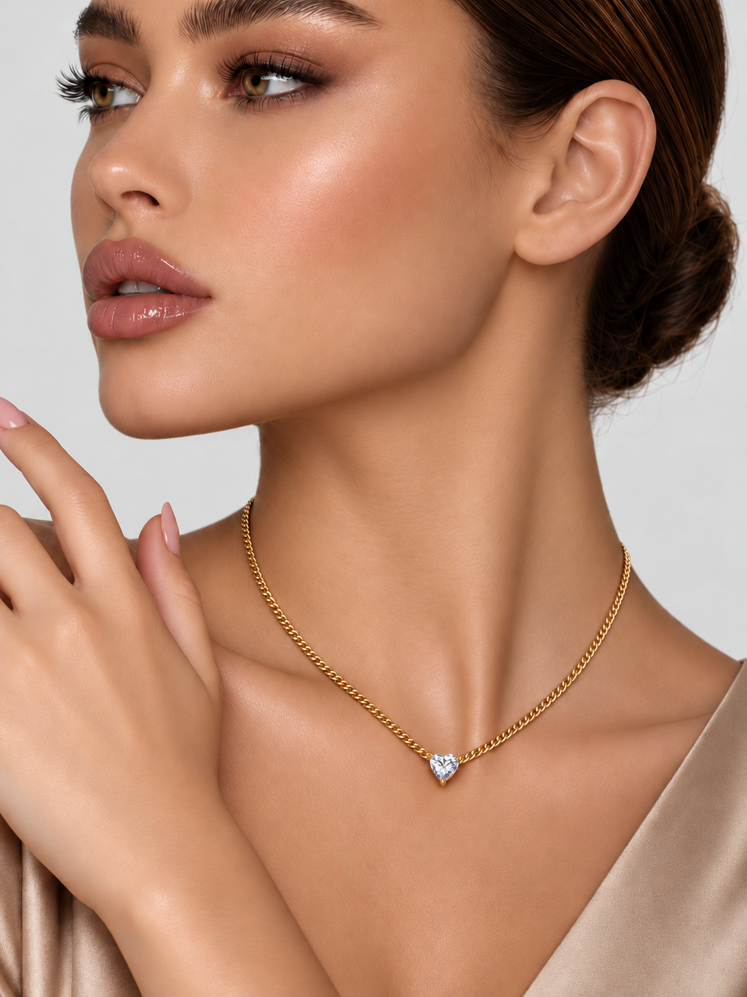 Colier din Argint Moissanite Gold Heart Solitaire pe model de aproape