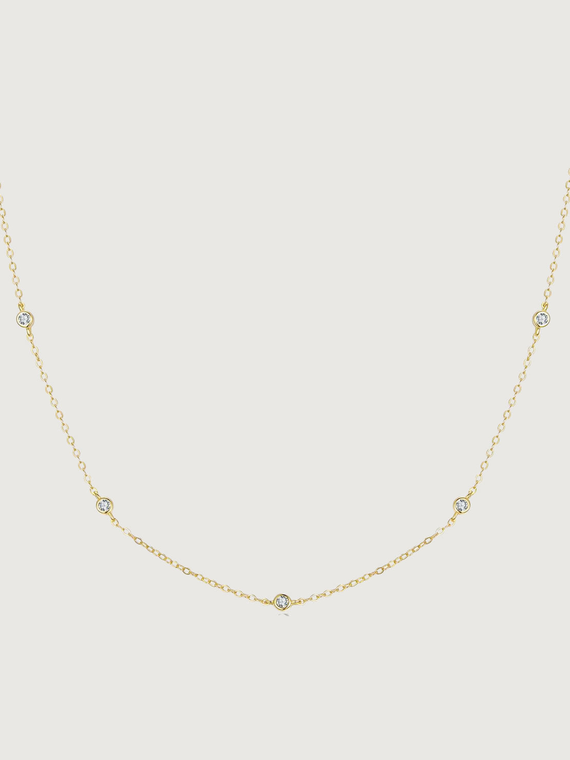 Colier argint cu moissanite distribuit pe lant