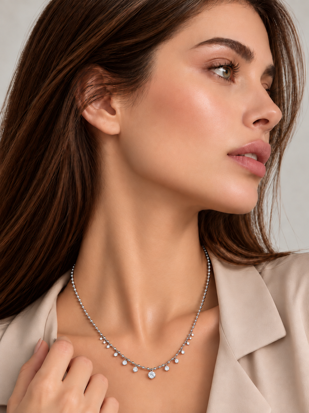 Colier din Argint Moissanite Silver Cascade Glow pe model de aproape
