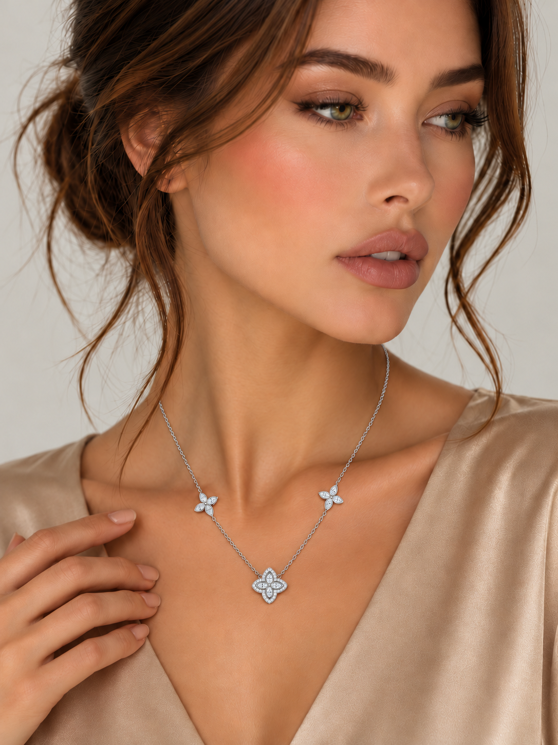 Colier din Argint Moissanite Silver Celestial Bloom pe model de aproape
