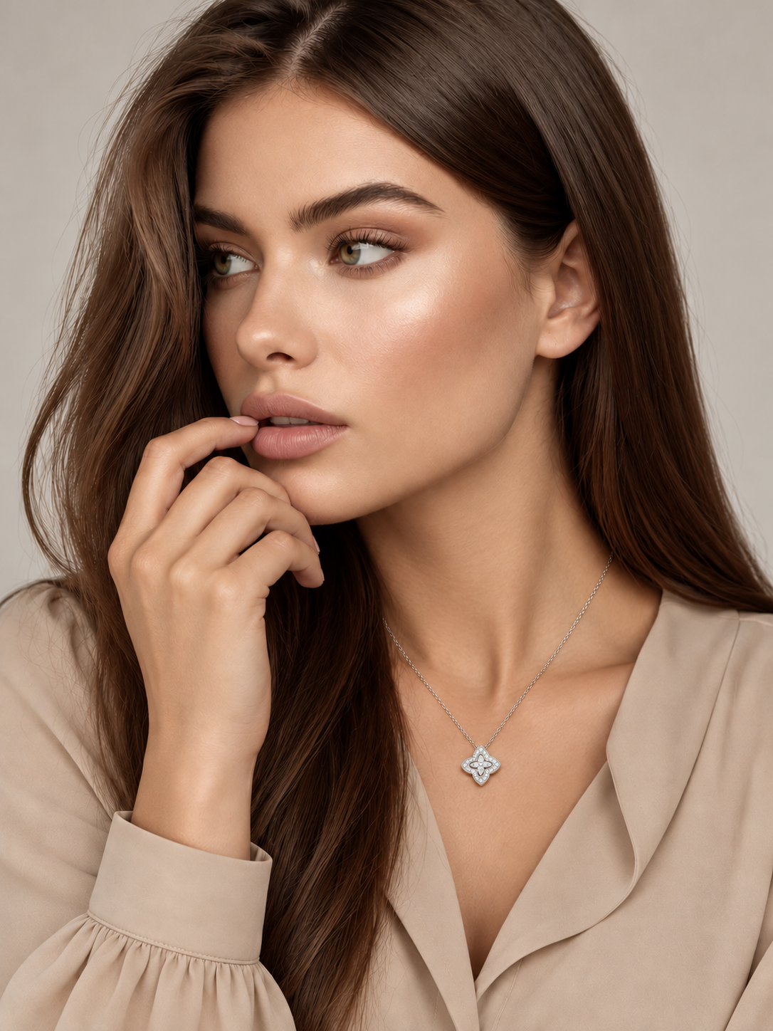Colier din Argint Moissanite Silver Fleur Lumière pe model